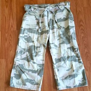 Camoflage So Brand capri pants